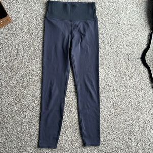 Vuori leggings in dusty blue color (matching sports bra available in store)